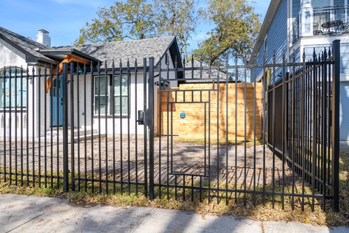 Iron Entrance Walk Gate with Mailbox