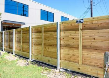 horizontal fence with steel posts in houston